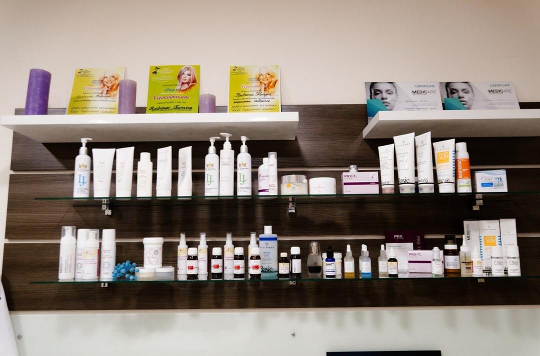  Студия красоты «CosmetologCenter» успешно объединяет в себе широкий спектр салонных услуг, а также обучающие курсы для мастеров в бьюти индустрии.

CosmetologCenter - это современный образовательный центр интенсивного практического обучения в сфере красоты , обладающий передовой материальной и удобной аудиторной базой. На курсах Школе «CosmetologCenter» преподают только высококлассные педагоги. Все учебные курсы разработаны по авторским методикам и рассчитаны на интенсивные практические занятия.

