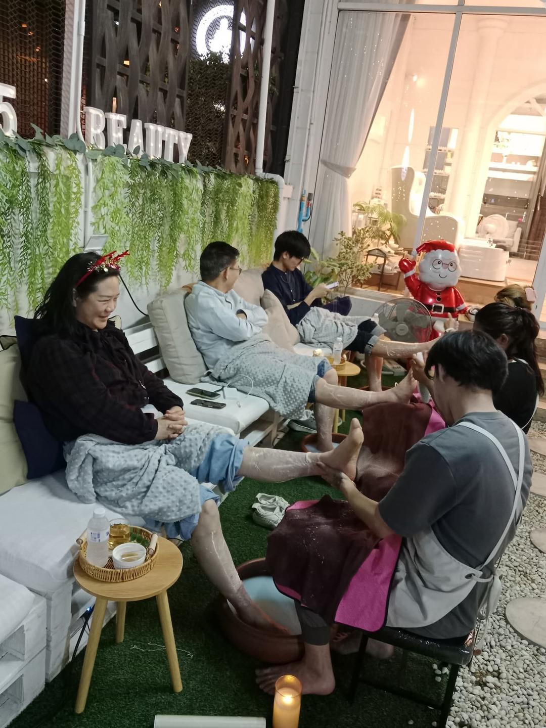 เป็นร้านสปาเสริมสวยและนวดครบวงจร เป็นร้านที่เน้นเรื่องสะอาดและมีทีมงานที่เก่งมีความสามารถ มีความใส่ใจและตั้งใจบริการลูกค้า  และทางร้านยังมีสปาเวียดนาม เป็นการสระผมแบบเวียดนามและได้สปาผมเคราตินที่บำรุงลึกถึงแกนผมฉันด้านใน พร้อมคุณลูกค้ายังได้ผ่อนคลายกับการนวดศีรษะหัวคอบ่าและไหล่กับทีมพนักงานที่ professional อยากให้คุณลูกค้าได้มาสัมผัสกับความตั้งใจของทางร้านเราที่พร้อมให้บริการอย่างเต็มที่กับคุณลูกค้าทุกท่านค่ะ