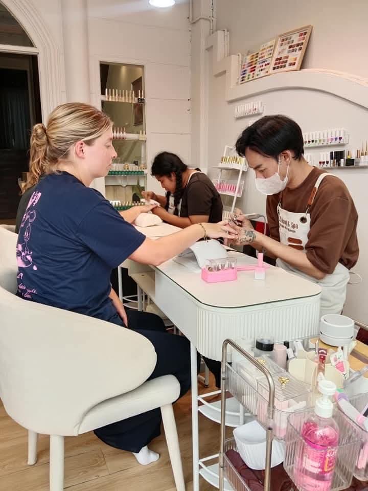 เป็นร้านสปาเสริมสวยและนวดครบวงจร เป็นร้านที่เน้นเรื่องสะอาดและมีทีมงานที่เก่งมีความสามารถ มีความใส่ใจและตั้งใจบริการลูกค้า  และทางร้านยังมีสปาเวียดนาม เป็นการสระผมแบบเวียดนามและได้สปาผมเคราตินที่บำรุงลึกถึงแกนผมฉันด้านใน พร้อมคุณลูกค้ายังได้ผ่อนคลายกับการนวดศีรษะหัวคอบ่าและไหล่กับทีมพนักงานที่ professional อยากให้คุณลูกค้าได้มาสัมผัสกับความตั้งใจของทางร้านเราที่พร้อมให้บริการอย่างเต็มที่กับคุณลูกค้าทุกท่านค่ะ