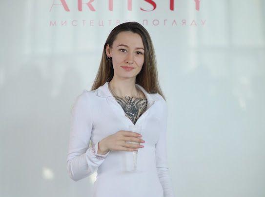 Привіт красуні!🙋‍♀️
Мене звати Віка, я лешмейкер та ламімейкер міста Вишневе🫶🏼
Сертифікований майстер з досвідом роботи в 2 роки!
Чому саме я твій майстер? Мої роботи чисті та витончені!
Я амбасадор фірми @lash.artisty 
Нарощую без патчів а це означає що більше немає сліз та червоних очей!
Я намагаюсь завжди збільшувати свої знання та підвищувати майстерність☺️