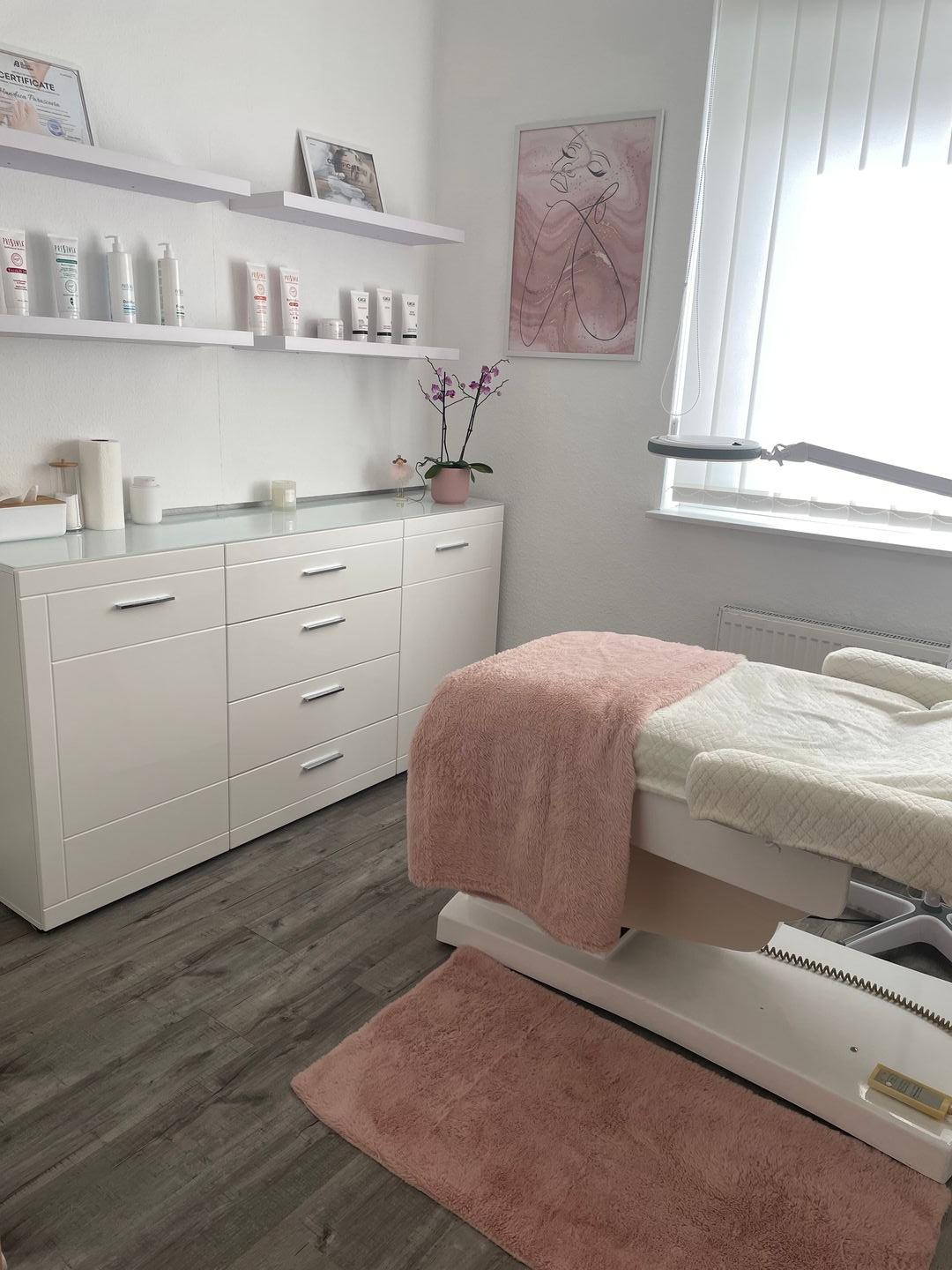 Kosmetikstudio bietet folgende professionelle Behandlungen: 
1. Gesicht Massage 
2. Klassische Gesichtbehandlung
3. Ultraschall Reinigung
4. Microneedling Beauty
5. Diamond Dermabrazion
6. Früchtsauere Peeling
7. Nadelfreie Mesothetapie und Lichttherapie
