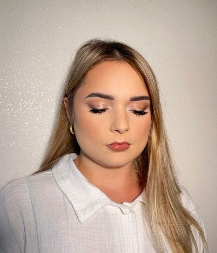 ☎️Zapisy w wiadomości prywatnej na instagramie @parkamakeup lub na Alvibeauty
Przyjmuję klientki w domu. 