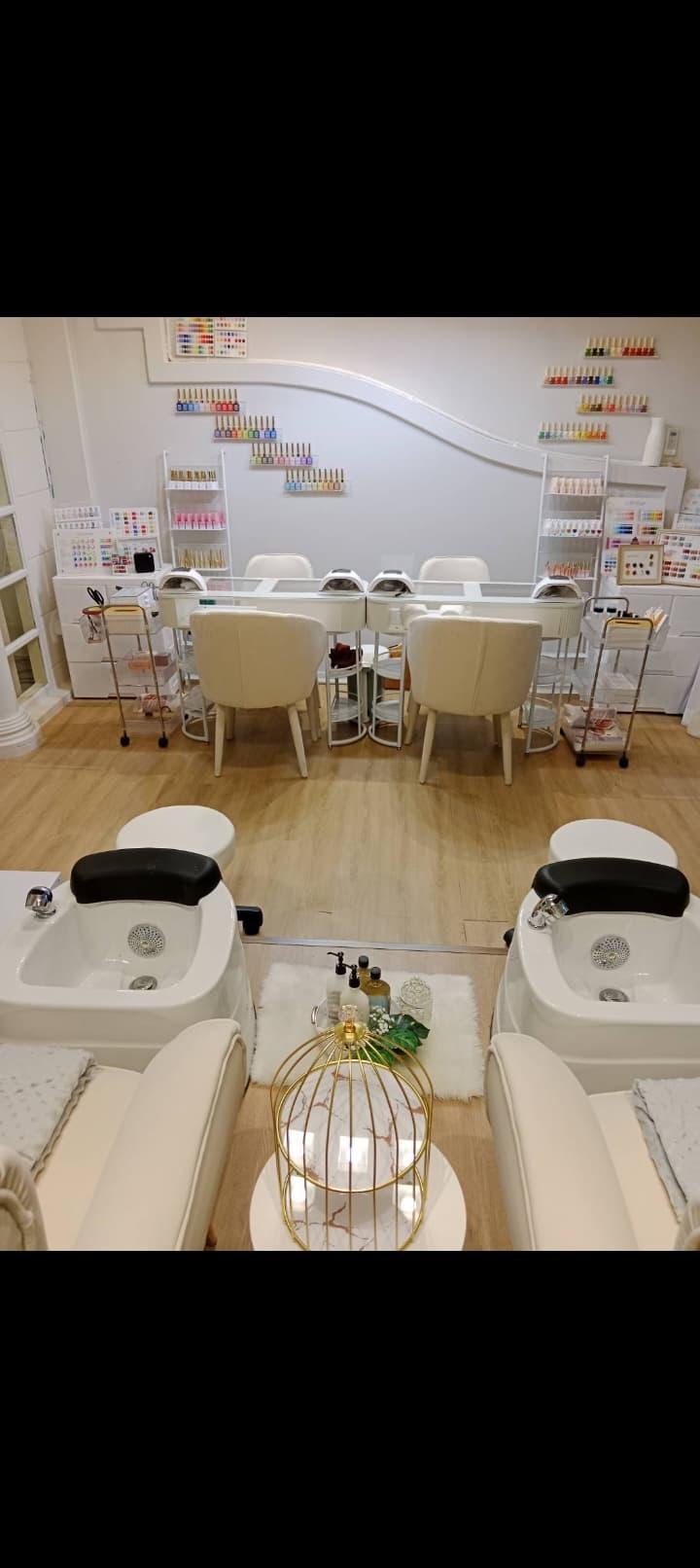 เป็นร้านสปาเสริมสวยและนวดครบวงจร เป็นร้านที่เน้นเรื่องสะอาดและมีทีมงานที่เก่งมีความสามารถ มีความใส่ใจและตั้งใจบริการลูกค้า  และทางร้านยังมีสปาเวียดนาม เป็นการสระผมแบบเวียดนามและได้สปาผมเคราตินที่บำรุงลึกถึงแกนผมฉันด้านใน พร้อมคุณลูกค้ายังได้ผ่อนคลายกับการนวดศีรษะหัวคอบ่าและไหล่กับทีมพนักงานที่ professional อยากให้คุณลูกค้าได้มาสัมผัสกับความตั้งใจของทางร้านเราที่พร้อมให้บริการอย่างเต็มที่กับคุณลูกค้าทุกท่านค่ะ
