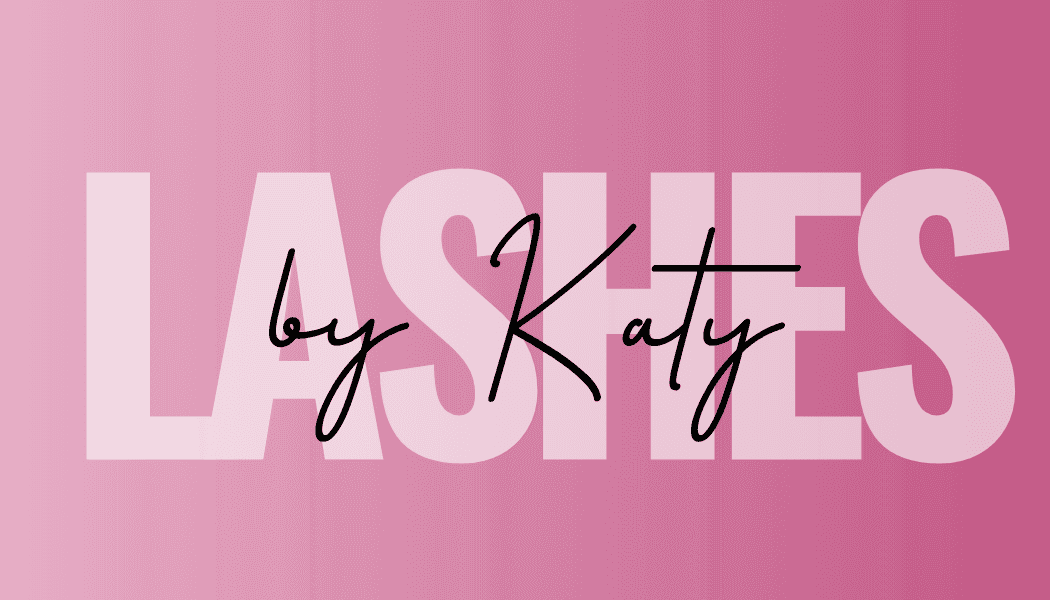 Jasny i zadbany gabinet do zabiegów beauty. W pomieszczeniu znajdują się dwa czarne łóżka kosmetyczne, profesjonalne lampy pierścieniowe, wózki z materiałami oraz ciepła, drewniana podłoga. Minimalistyczne wnętrze tworzy komfortową atmosferę do pracy z klientkami.