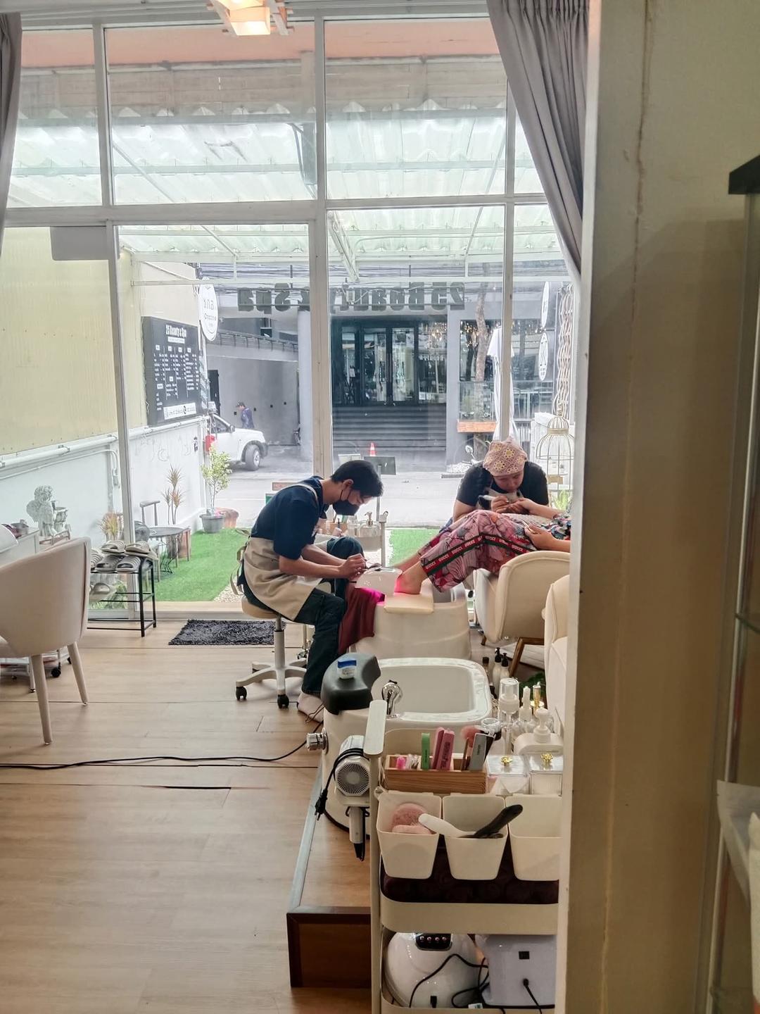 เป็นร้านสปาเสริมสวยและนวดครบวงจร เป็นร้านที่เน้นเรื่องสะอาดและมีทีมงานที่เก่งมีความสามารถ มีความใส่ใจและตั้งใจบริการลูกค้า  และทางร้านยังมีสปาเวียดนาม เป็นการสระผมแบบเวียดนามและได้สปาผมเคราตินที่บำรุงลึกถึงแกนผมฉันด้านใน พร้อมคุณลูกค้ายังได้ผ่อนคลายกับการนวดศีรษะหัวคอบ่าและไหล่กับทีมพนักงานที่ professional อยากให้คุณลูกค้าได้มาสัมผัสกับความตั้งใจของทางร้านเราที่พร้อมให้บริการอย่างเต็มที่กับคุณลูกค้าทุกท่านค่ะ