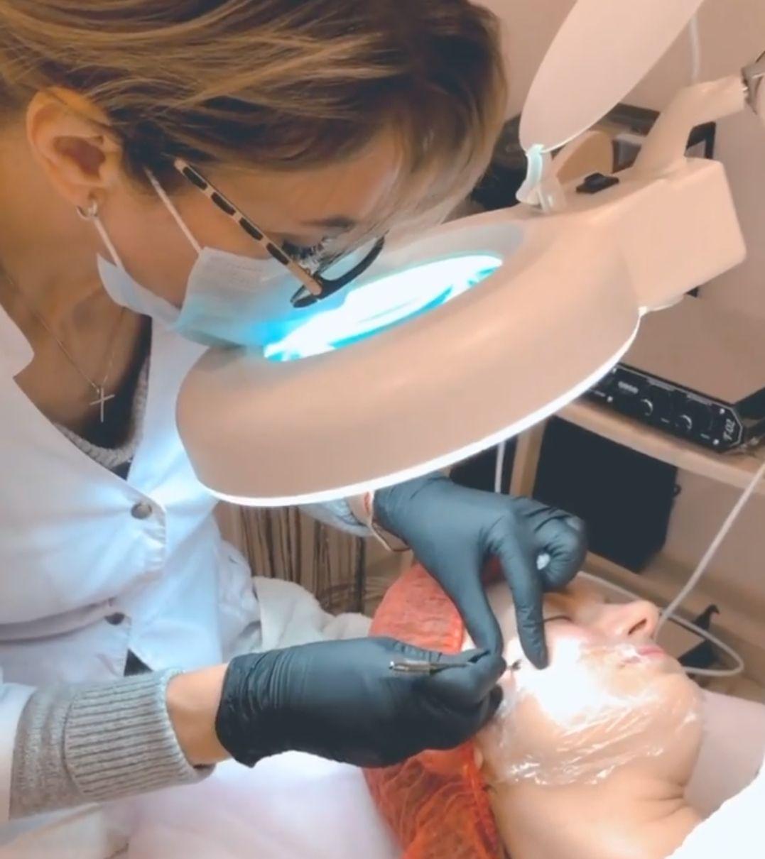  Студия красоты «CosmetologCenter» успешно объединяет в себе широкий спектр салонных услуг, а также обучающие курсы для мастеров в бьюти индустрии.

CosmetologCenter - это современный образовательный центр интенсивного практического обучения в сфере красоты , обладающий передовой материальной и удобной аудиторной базой. На курсах Школе «CosmetologCenter» преподают только высококлассные педагоги. Все учебные курсы разработаны по авторским методикам и рассчитаны на интенсивные практические занятия.

