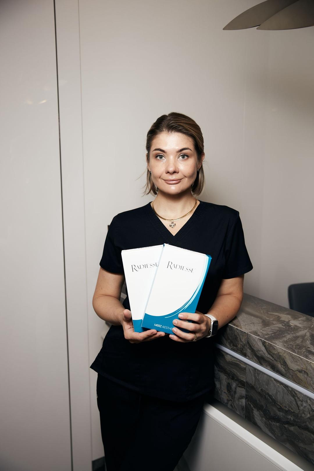 «Моя філософія — працювати тільки безпечно і ефективно, найкращими протоколами, препаратами та апаратами.

Моє покликання — дарувати здоровʼя, красу і молодість вашої шкіри і звісно - покращити якість вашого життя і додати позитивних емоцій.

Я буду щаслива стати вашим надійним провідником у світ естетичної медицини!»