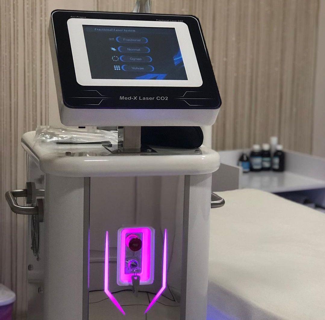 Студия красоты «CosmetologCenter» успешно объединяет в себе широкий спектр салонных услуг, а также обучающие курсы для мастеров в бьюти индустрии.

CosmetologCenter - это современный образовательный центр интенсивного практического обучения в сфере красоты , обладающий передовой материальной и удобной аудиторной базой. На курсах Школе «CosmetologCenter» преподают только высококлассные педагоги. Все учебные курсы разработаны по авторским методикам и рассчитаны на интенсивные практические занятия.

