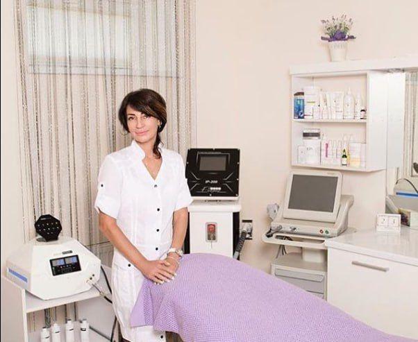  Студия красоты «CosmetologCenter» успешно объединяет в себе широкий спектр салонных услуг, а также обучающие курсы для мастеров в бьюти индустрии.

CosmetologCenter - это современный образовательный центр интенсивного практического обучения в сфере красоты , обладающий передовой материальной и удобной аудиторной базой. На курсах Школе «CosmetologCenter» преподают только высококлассные педагоги. Все учебные курсы разработаны по авторским методикам и рассчитаны на интенсивные практические занятия.

