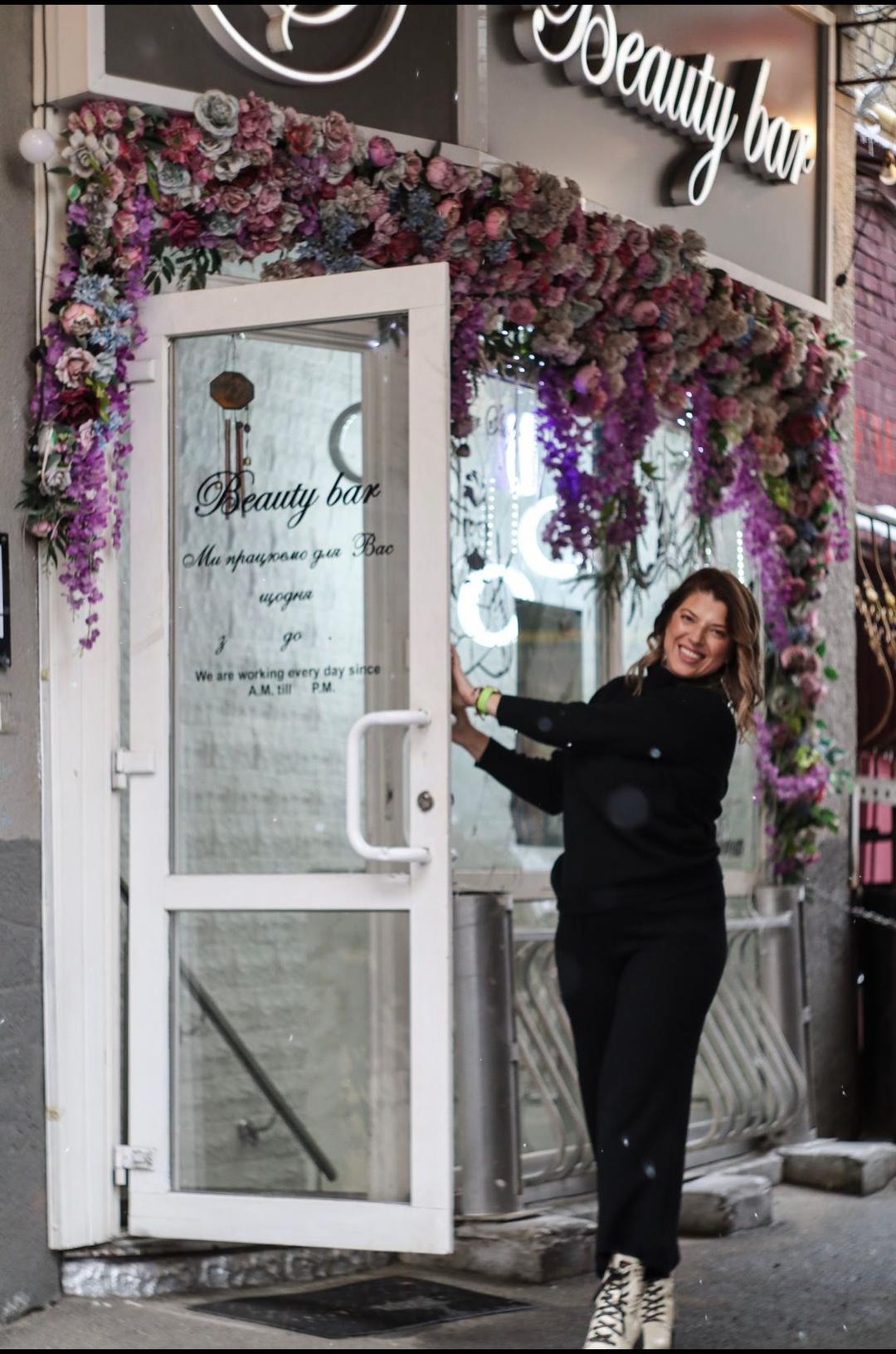 
ES Beauty Bar - це чарівне місце, розташоване в самому серці Києва, де ви можете насолодитися повним спектром послуг з краси. Наш салон пропонує безпечне середовище, де ви зможете втілити свої найсміливіші бажання щодо вашого вигляду.

Наші послуги включають стрижку, фарбування волосся, манікюр, педикюр, дизайн брів та вій, косметологічні процедури, масаж та спа-ритуали, а також догляд за тілом. Ви зможете довіритися нашим досвідченим фахівцям, які зроблять все можливе, щоб ви відчували себе найкраще.
У нашому салоні також працює школа макіяжу, де ви зможете навчитися професійним технікам макіяжу та дізнатися секрети створення неперевершеного образу.
Ми пишаємося нашою дружелюбною атмосферою, де кожен клієнт почуває себе особливим. Ми прагнемо забезпечити вам непередбачуване задоволення та відчуття задоволення, коли ви відходите від нас з новим і чарівним виглядом.
Запрошуємо вас завітати до ES Beauty Bar та дозволити нам зробити вас ще більш красивими та впевненими у собі.