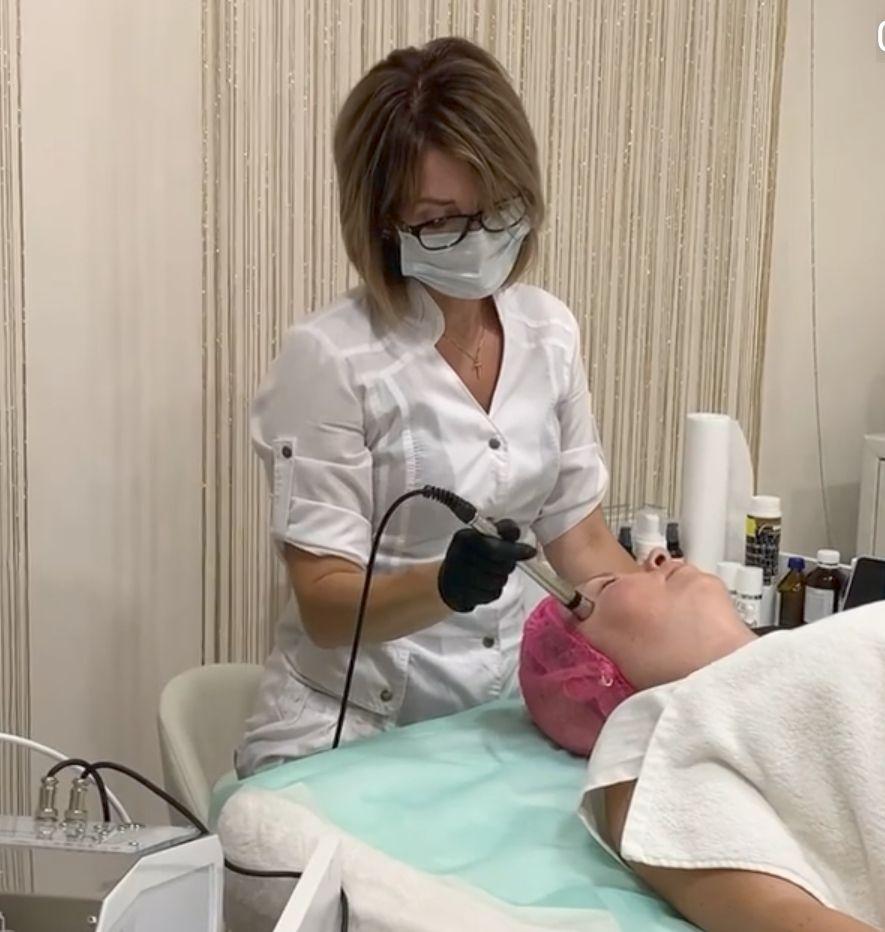  Студия красоты «CosmetologCenter» успешно объединяет в себе широкий спектр салонных услуг, а также обучающие курсы для мастеров в бьюти индустрии.

CosmetologCenter - это современный образовательный центр интенсивного практического обучения в сфере красоты , обладающий передовой материальной и удобной аудиторной базой. На курсах Школе «CosmetologCenter» преподают только высококлассные педагоги. Все учебные курсы разработаны по авторским методикам и рассчитаны на интенсивные практические занятия.

