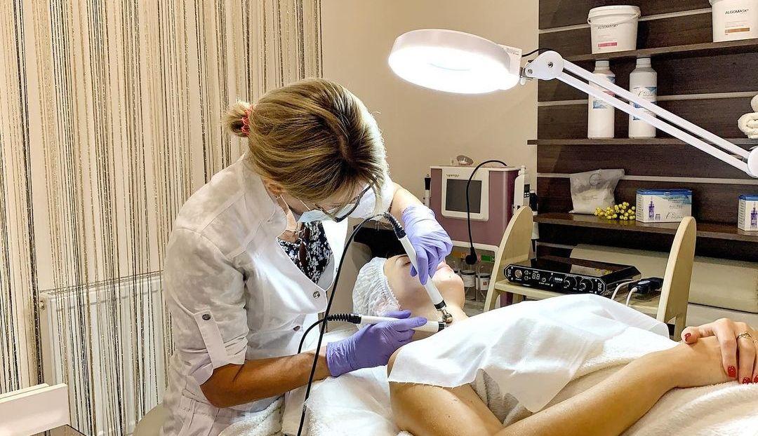  Студия красоты «CosmetologCenter» успешно объединяет в себе широкий спектр салонных услуг, а также обучающие курсы для мастеров в бьюти индустрии.

CosmetologCenter - это современный образовательный центр интенсивного практического обучения в сфере красоты , обладающий передовой материальной и удобной аудиторной базой. На курсах Школе «CosmetologCenter» преподают только высококлассные педагоги. Все учебные курсы разработаны по авторским методикам и рассчитаны на интенсивные практические занятия.

