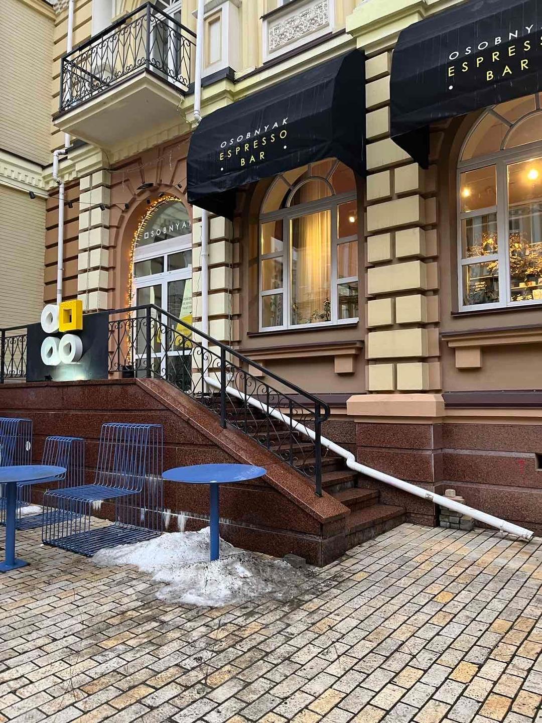 Чудове та зручне розташування, поряд м. Контрактова площа, 10 хвилин пішки!! Завітавши в наш салон, Ви поринете в чудову атмосферу казкового і старовинного міста , з сторічною історією!!!😊😊😊