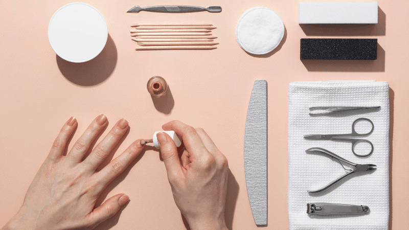 Гельді жылтыратылған маникюр: неге қабыршақтанады және одан қалай аулақ болуға болады