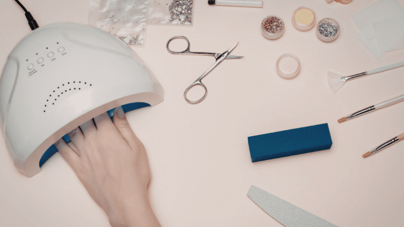 Маникюр шеберіңіздің қауіпсіз жұмыс істеп жатқанын қалай білуге болады: тексеру тізімі