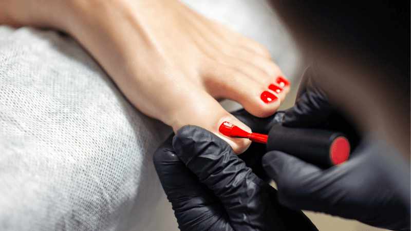 Тырнақтардың ішіне енуіне арналған педикюр: қашан кәсіби маман жеткілікті және қашан подолог қажет?