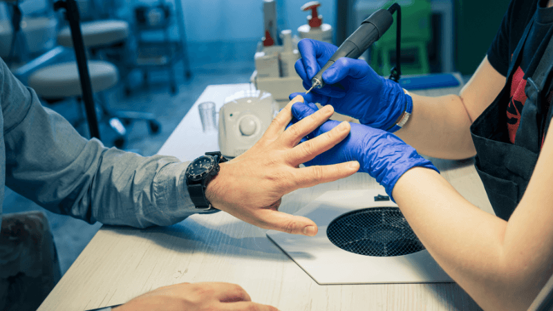 Ерлерге арналған маникюр: неге оны жасау керек және кәсіби маманды қалай таңдау керек