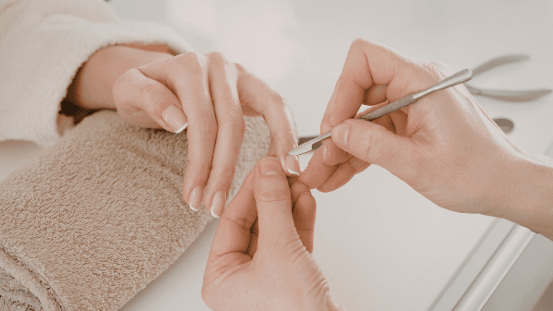 Кеңсеге қандай маникюр сәйкес келеді: киім кодына сүйене отырып таңдау