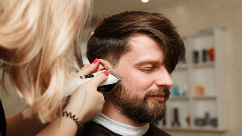 Cortes de pelo para hombres según el tipo de cabello: qué mantiene la forma en cabello rizado, liso y grueso.